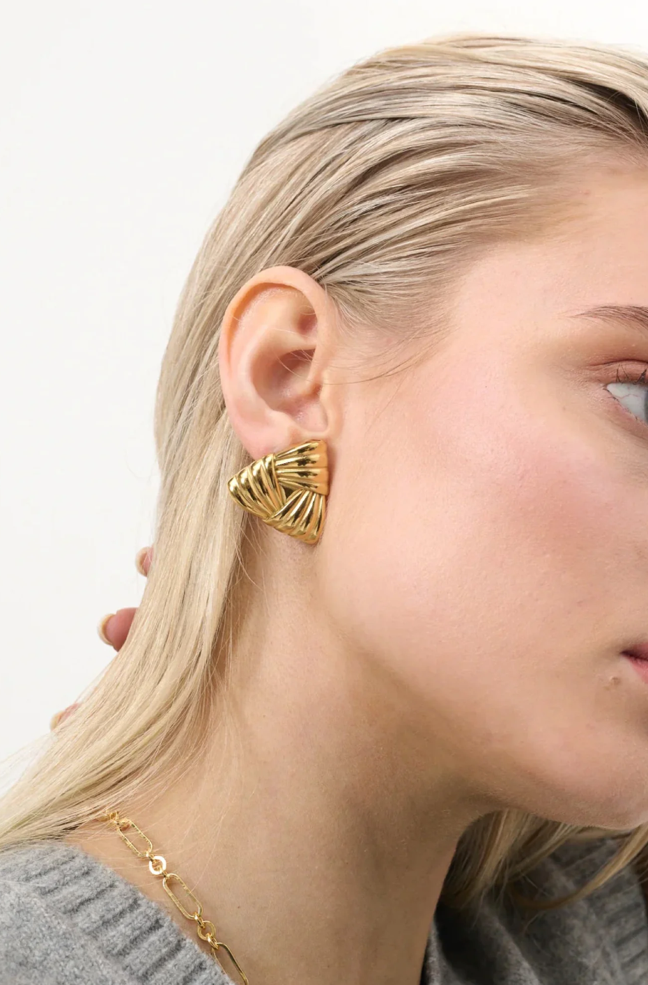 Elegance Gold Earring