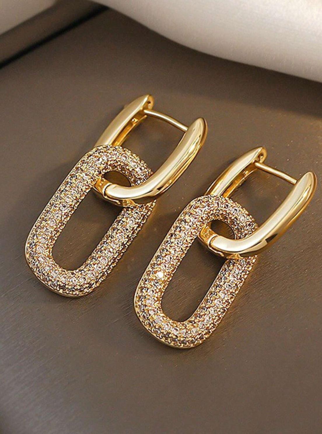 Interlocking U-shaped Design Earring